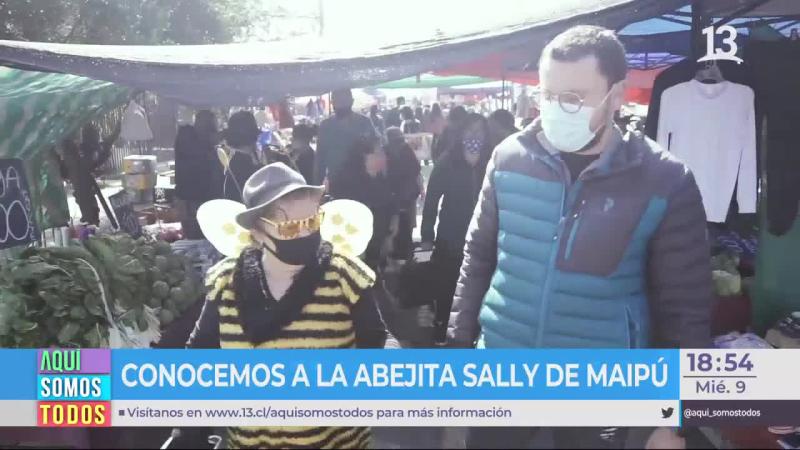 Jubilada se disfraza de abeja para vender miel en Maipú