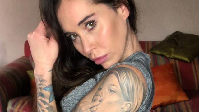 Vale Roth sorprende con destape casi total en fotos caseras