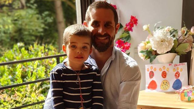 Viudo de Javiera Suárez muestra cómo entretiene a su hijo