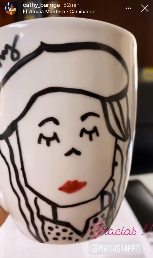 Cathy Barriga recibe regalo inspirado en su propia imagen