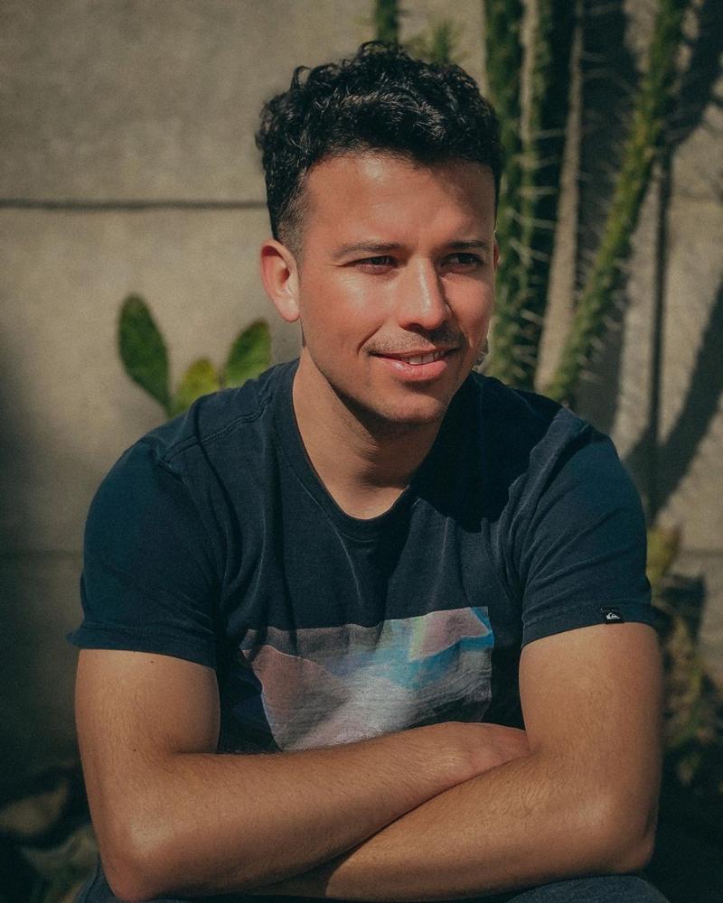 Luis Pedraza luce radical cambio de look: ahora es rubio platinado