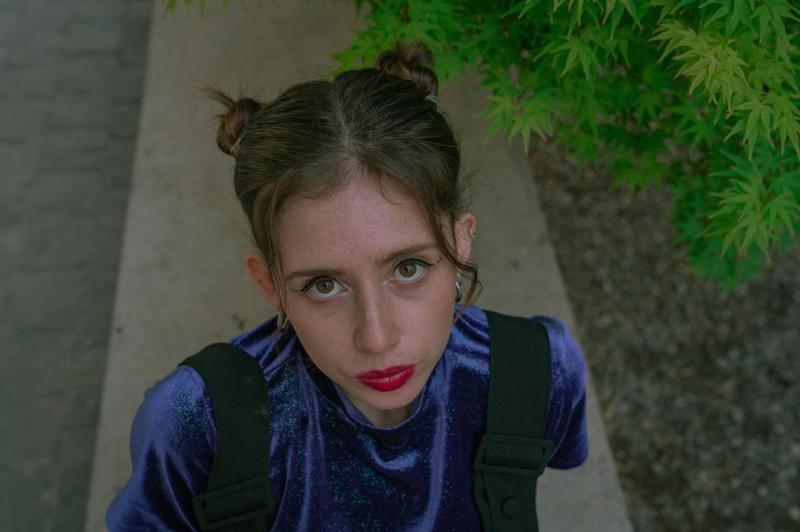 Así luce ahora Constanza Rojas, la actriz detrás de Sybilla en “Los 80”