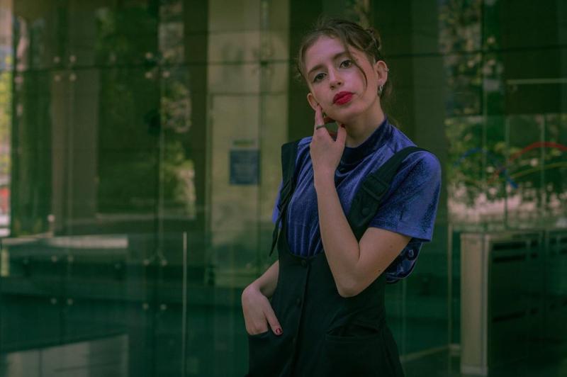 Así luce ahora Constanza Rojas, la actriz detrás de Sybilla en “Los 80”