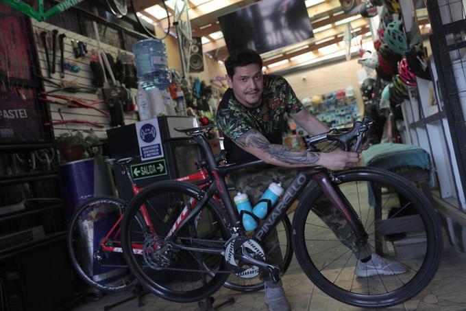 Ex integrante de Mekano ahora atiende local de bicicletas