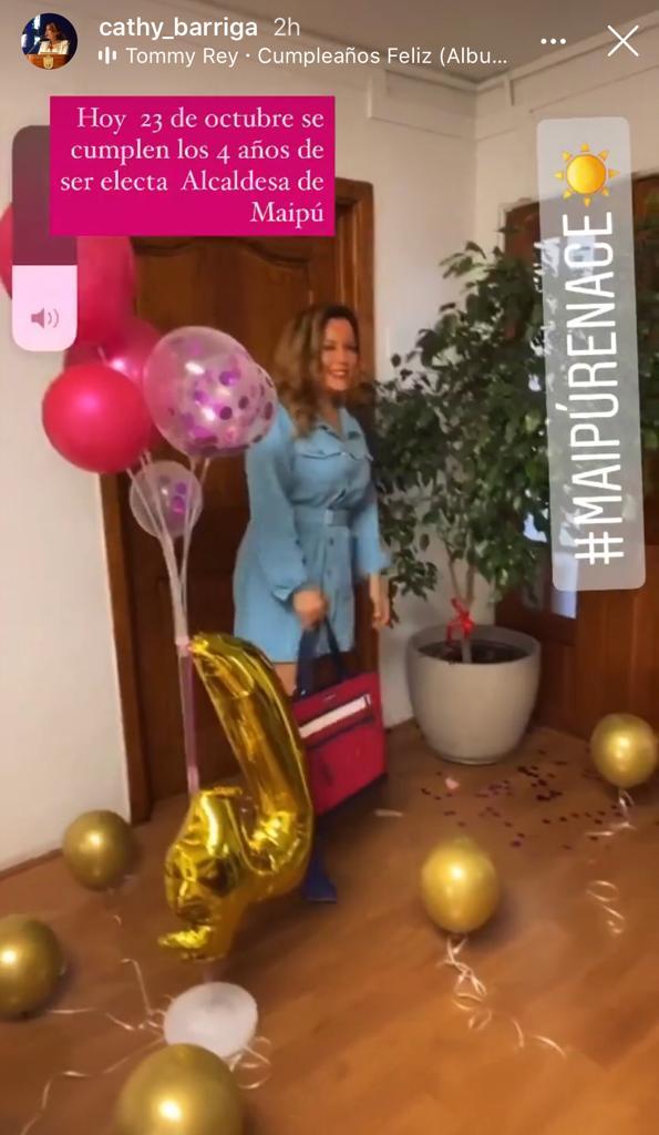 Cathy Barriga es sorprendida por su equipo en especial aniversario