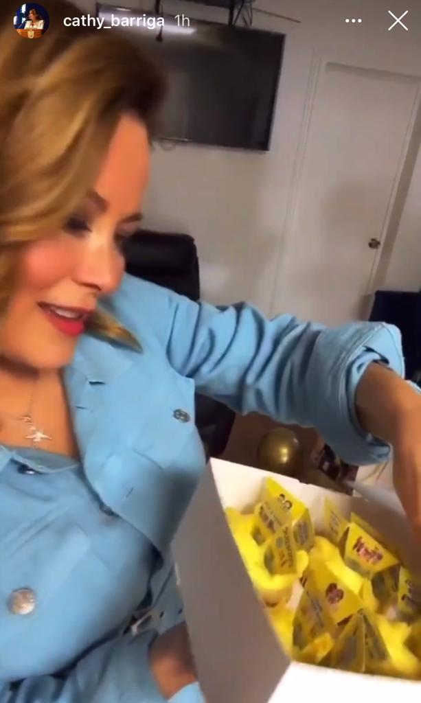 Cathy Barriga es sorprendida por su equipo en especial aniversario