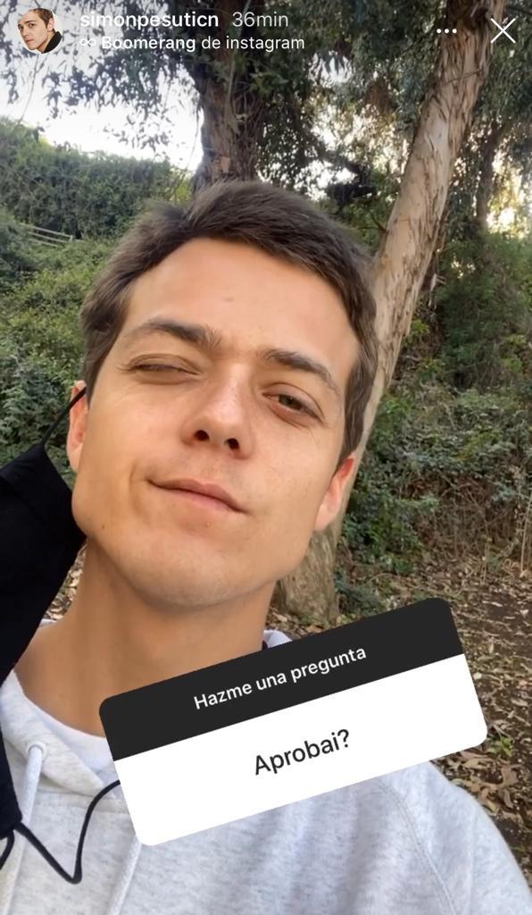 Simón Pesutic enseña trabajado cuerpo en selfie sin polera