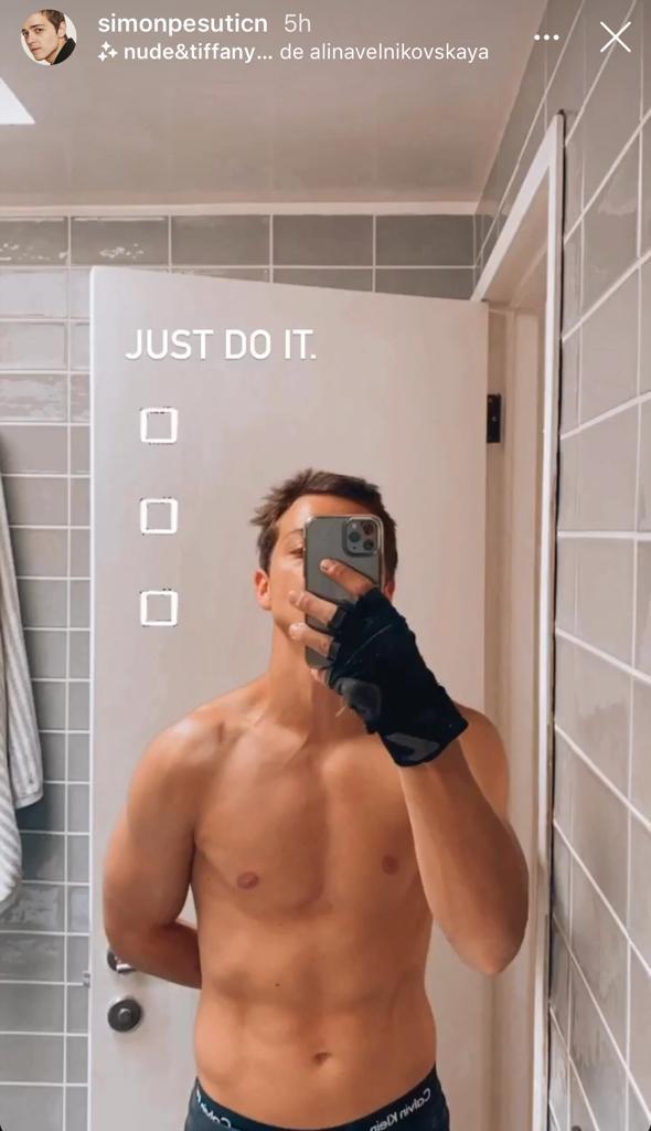 Simón Pesutic enseña trabajado cuerpo en selfie sin polera