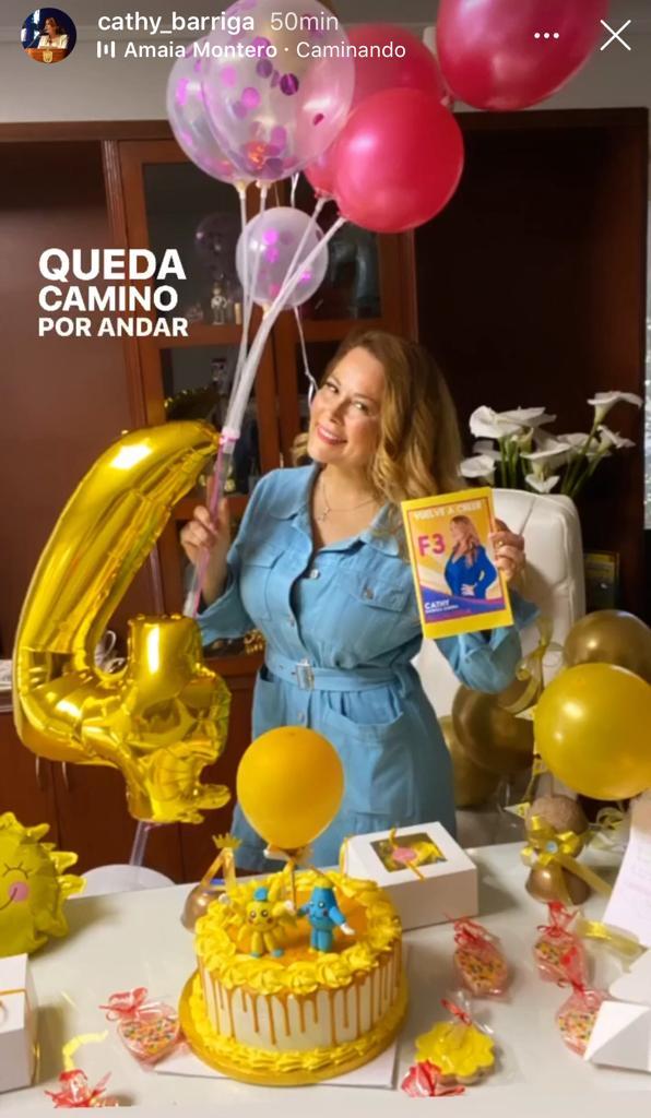 Cathy Barriga es sorprendida por su equipo en especial aniversario