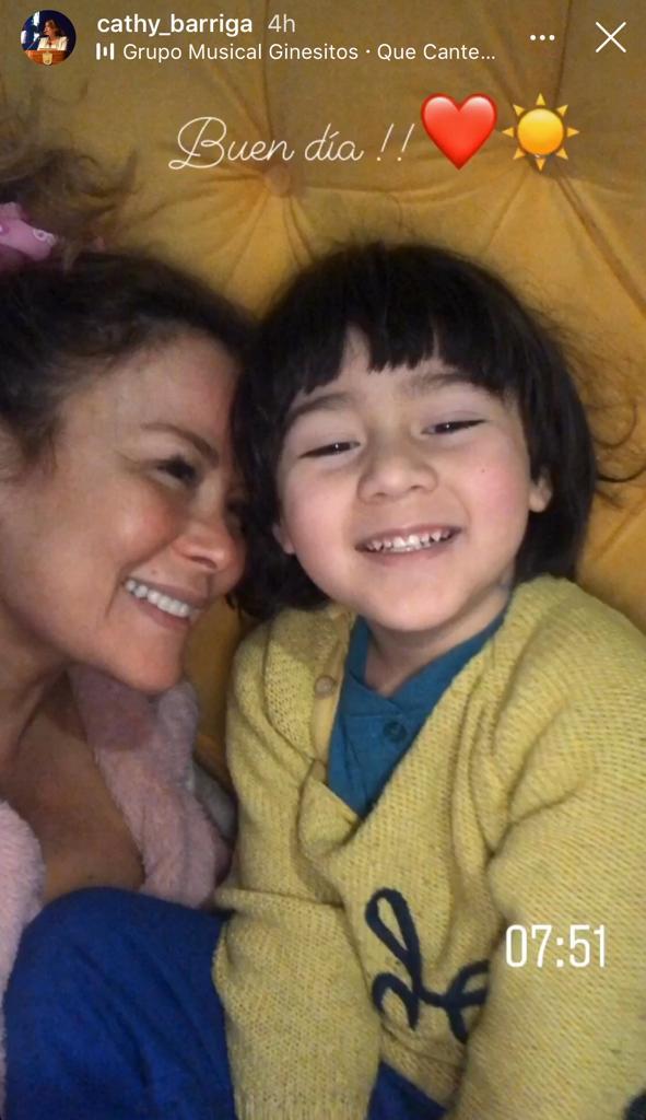 Cathy Barriga se muestra al natural en foto con uno de sus hijos