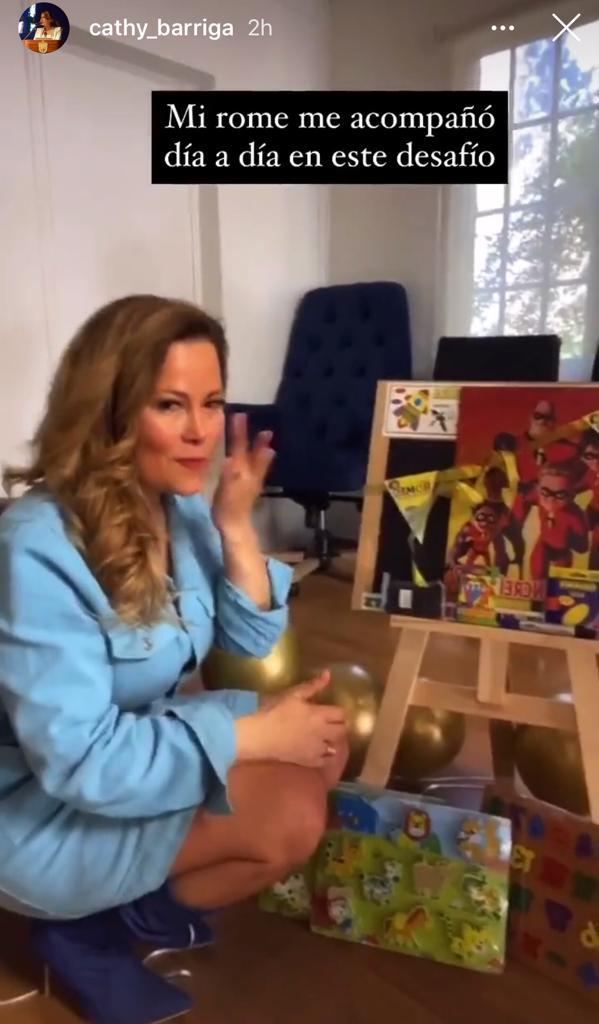 Cathy Barriga es sorprendida por su equipo en especial aniversario