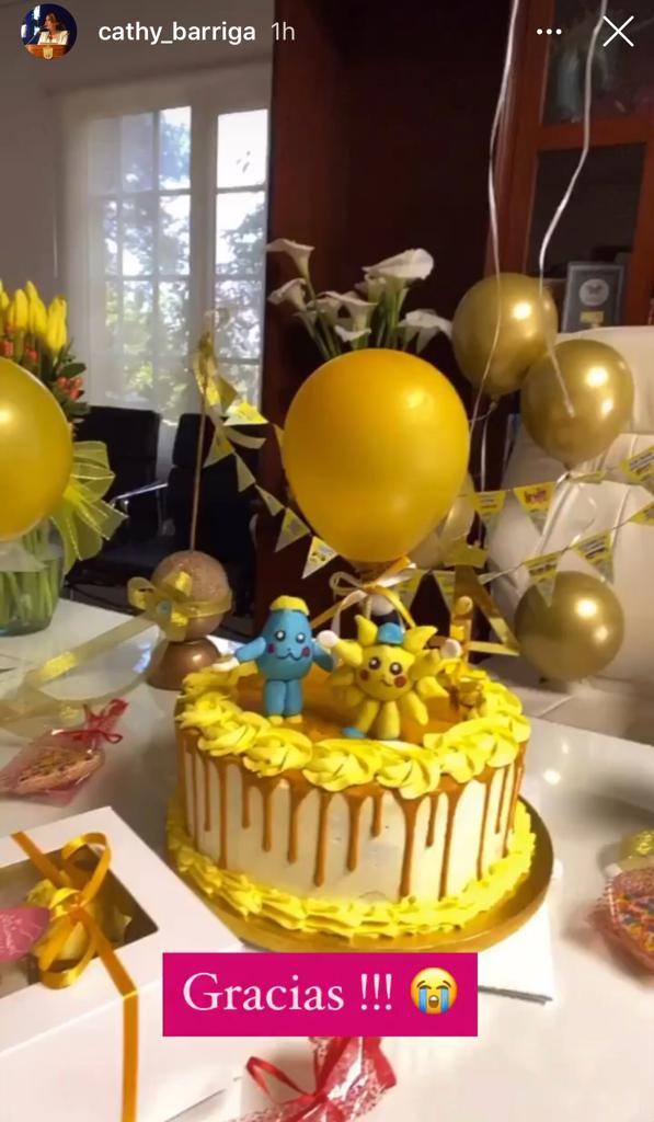 Cathy Barriga es sorprendida por su equipo en especial aniversario