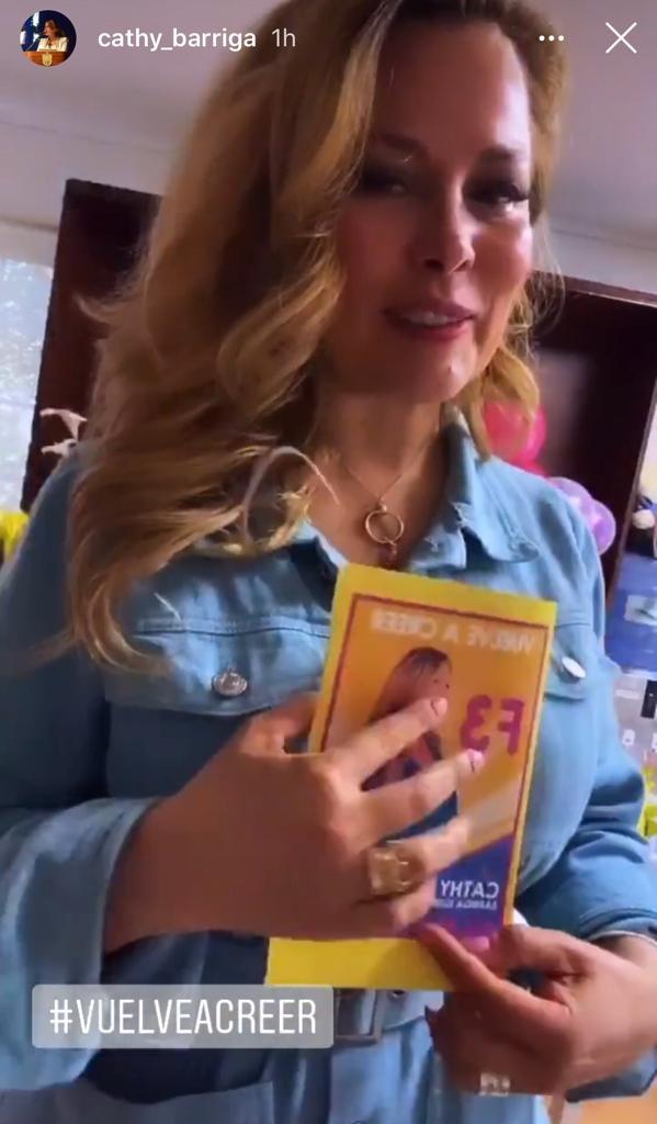 Cathy Barriga es sorprendida por su equipo en especial aniversario