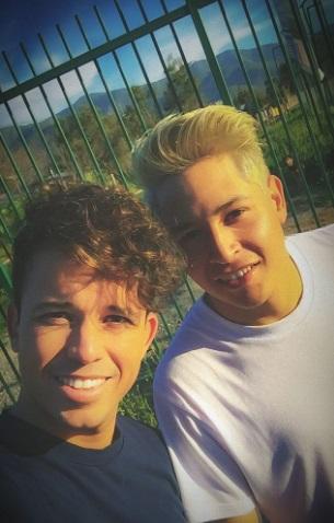 Luis Pedraza luce radical cambio de look: ahora es rubio platinado