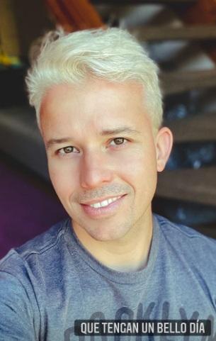 Luis Pedraza luce radical cambio de look: ahora es rubio platinado