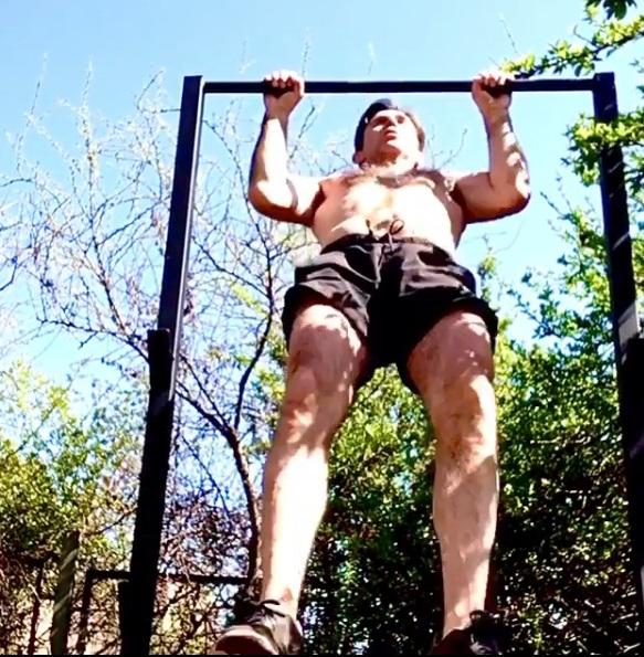 Remigio Remedy luce en video su trabajado físico a los 55 años