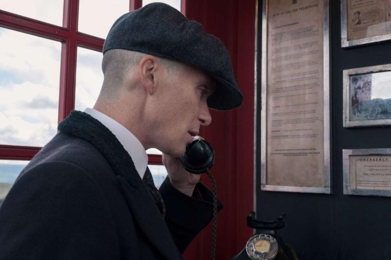 tommy shelby hablando por teléfono