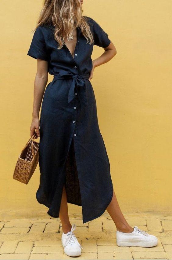 vestido con zapatillas blancas