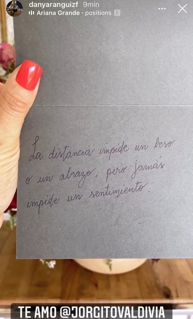 Daniela Aránguiz muestra romántico regalo de Jorge Valdivia