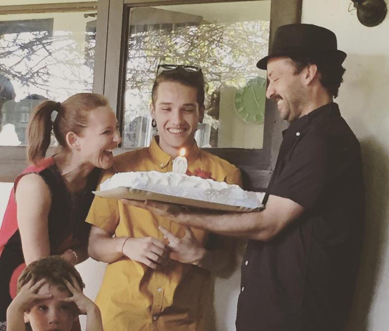 Hijo mayor de Sigrid Alegría se molesta por comentario sobre él