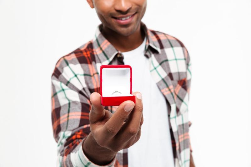 Hombre pidiendo matrimonio