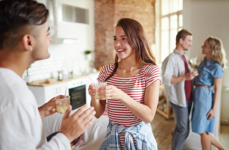 Dos parejas hablando en una habitación