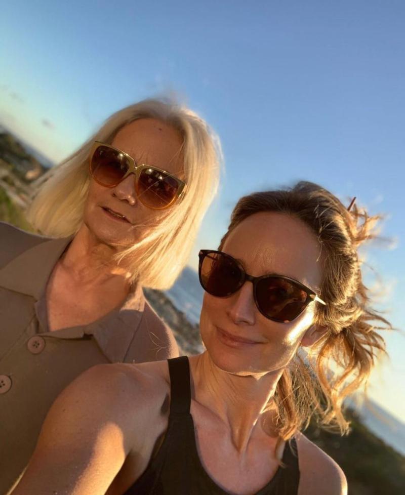 Mamá de María José Prieto se roba la atención con jugado look