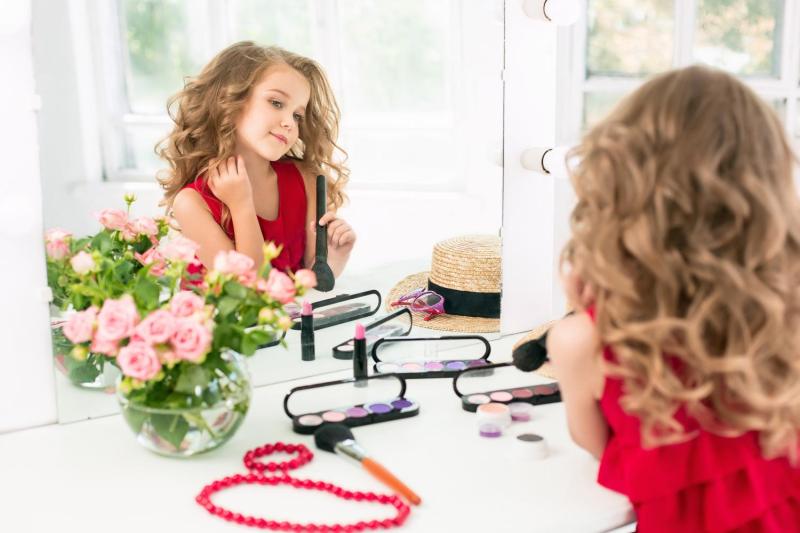 Niña mirándose al espejo