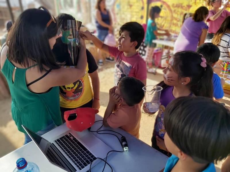 Valeska Zambra enseñando a niños