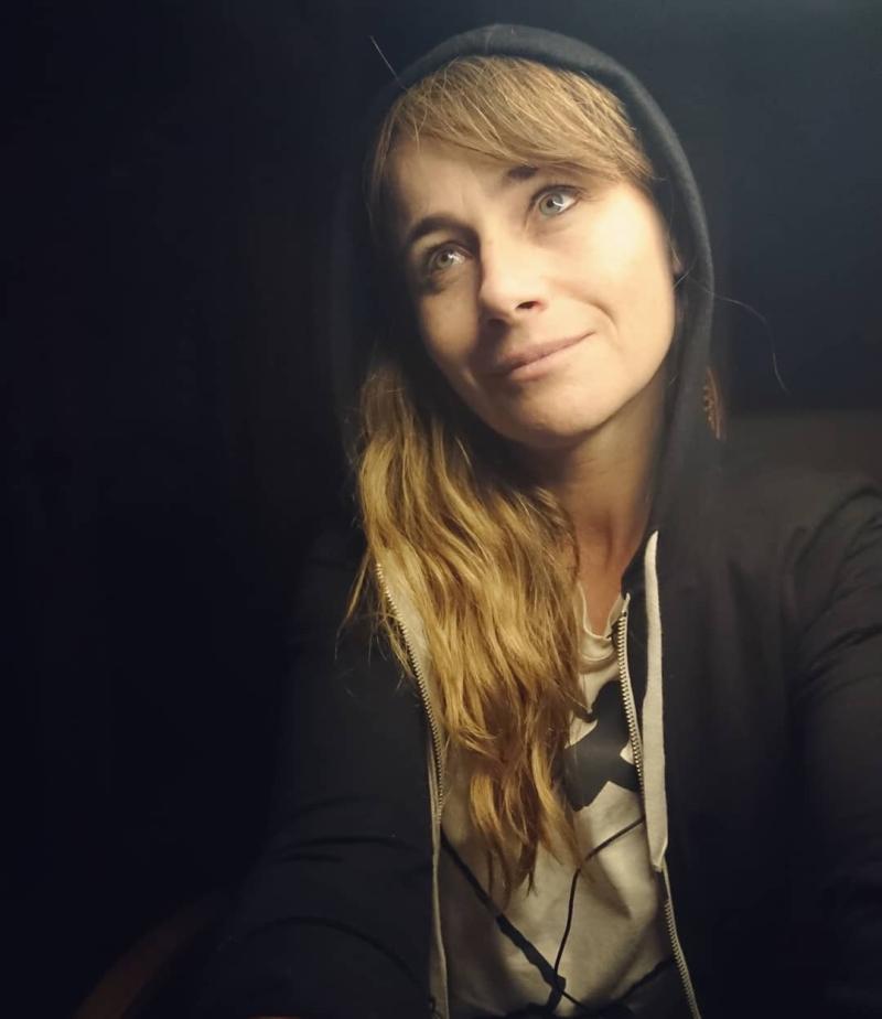 Amaya Forch responde a seguidor que criticó su tono de piel