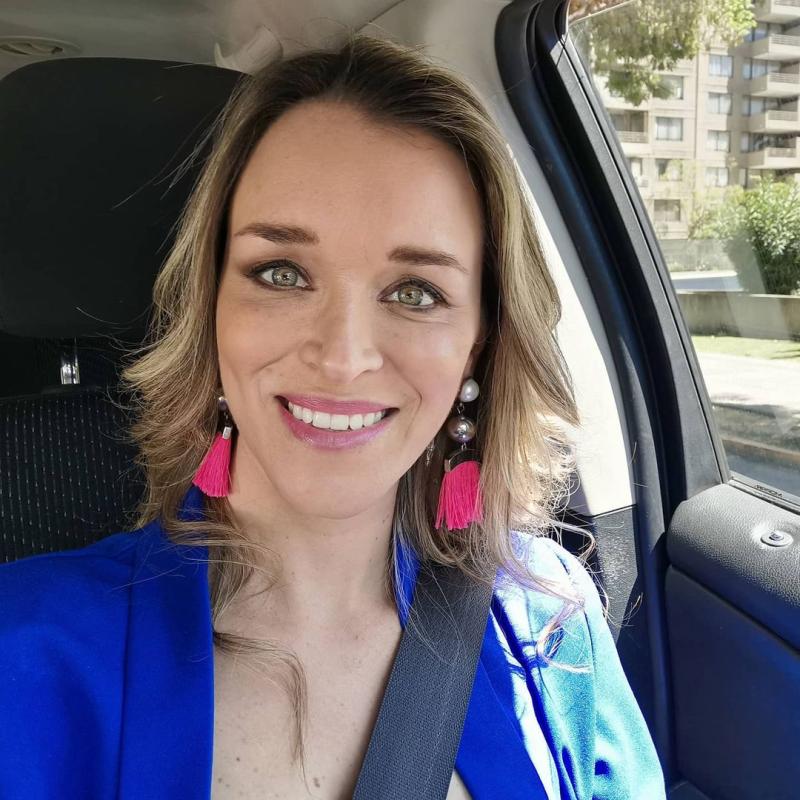 Carla Zunino muestra su pareja en romántica imagen playera