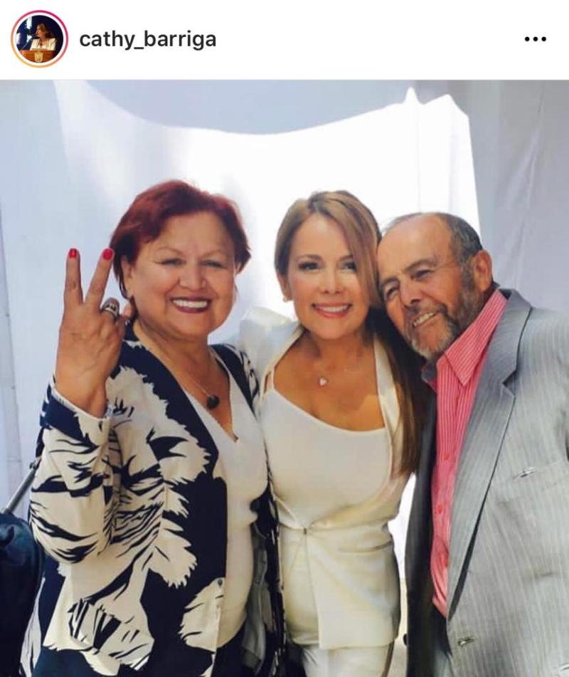 Cathy Barriga rescata a gato antes de asistir a matrimonio