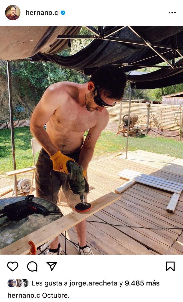 Galán de Pacto de Sangre desata suspiros con foto sin polera
