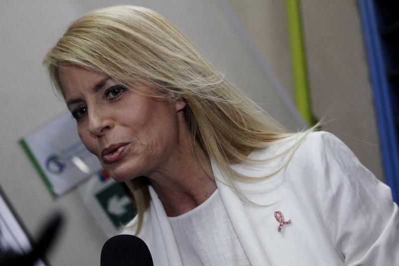 Cecilia Bolocco rompe el silencio tras encerrona: Su hijo la protegió