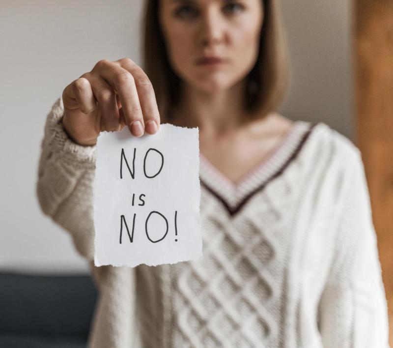 Mujer con el mensaje en la mano No es No