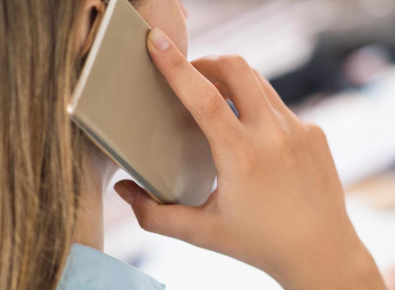 Mujer llamando por celular