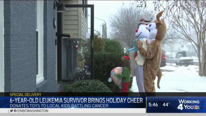 Summer Grace entregando regalos