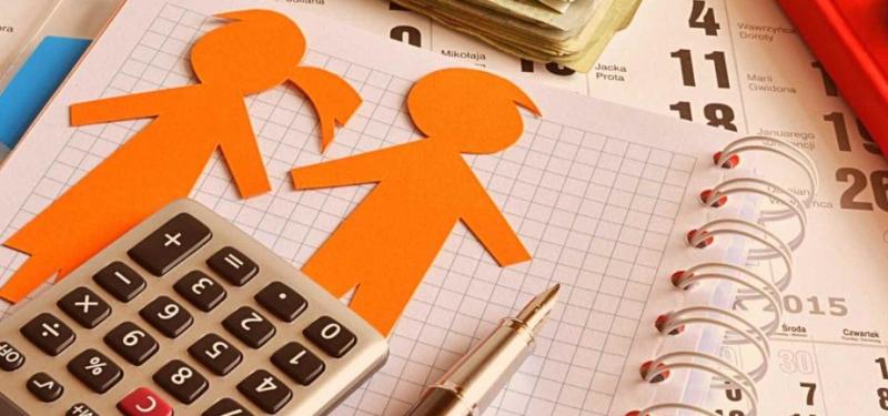 Recorte de niños y una calculadora