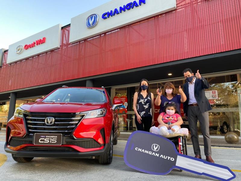 Madre recibió auto gracias a ayuda solidaria