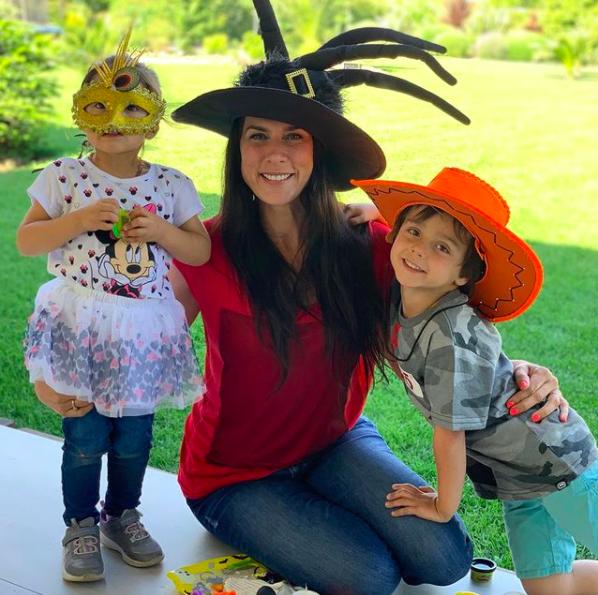 Mey Santamaría junto a sus hijos