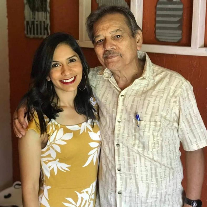 Foto del profesor junto a su hija compartida en Facebook