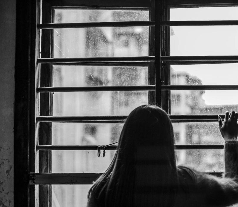 Mujer mirando por la ventana