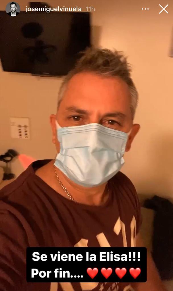 José Miguel Viñuela muestra a su hija recién nacida