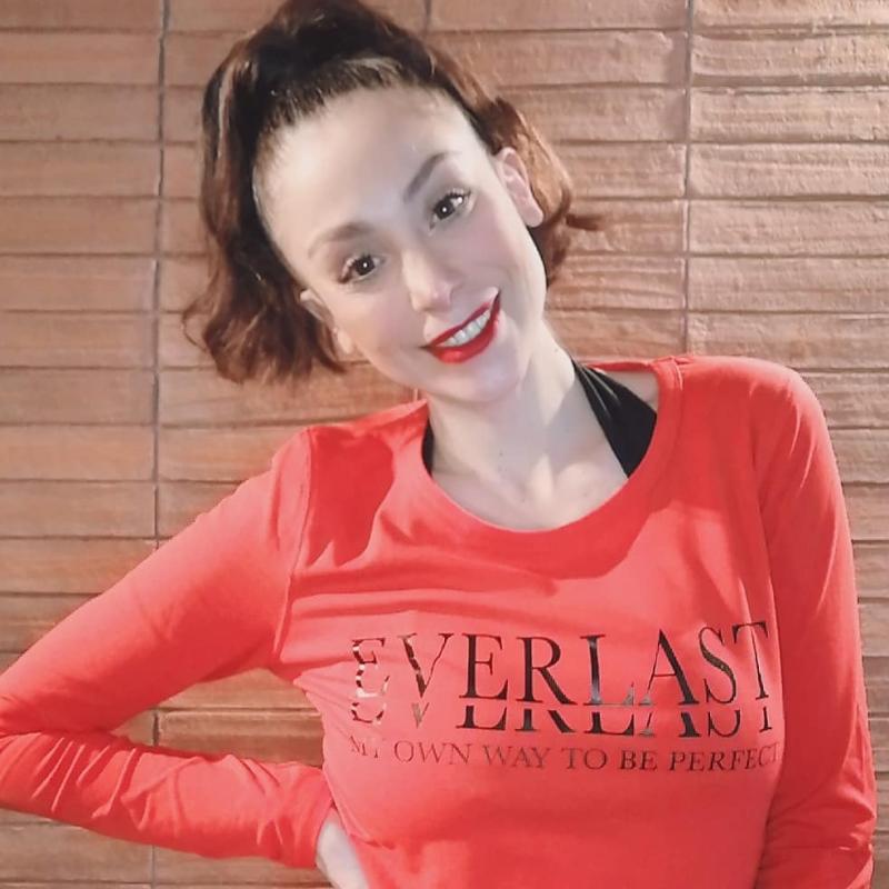 Yamna Lobos se luce con traje de baño al estilo Baywatch