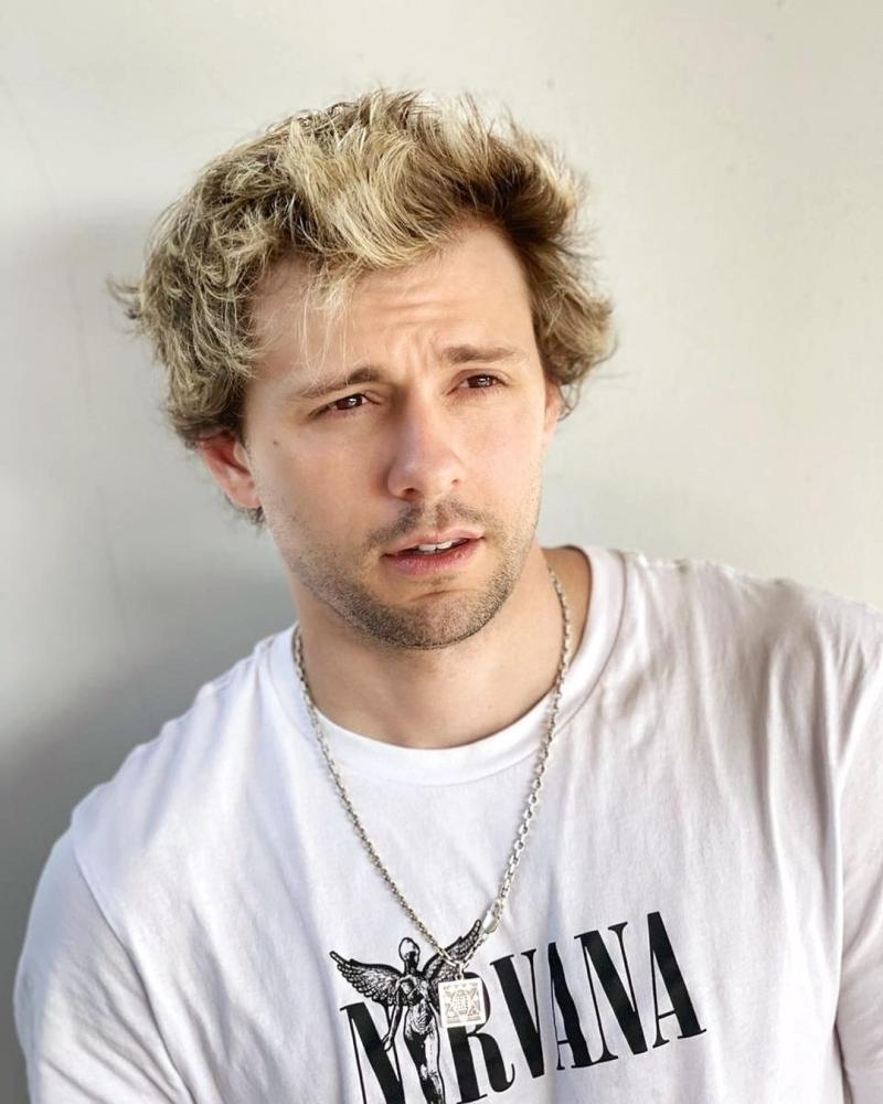 Joaquín Méndez genera confusión con fotos en ropa interior