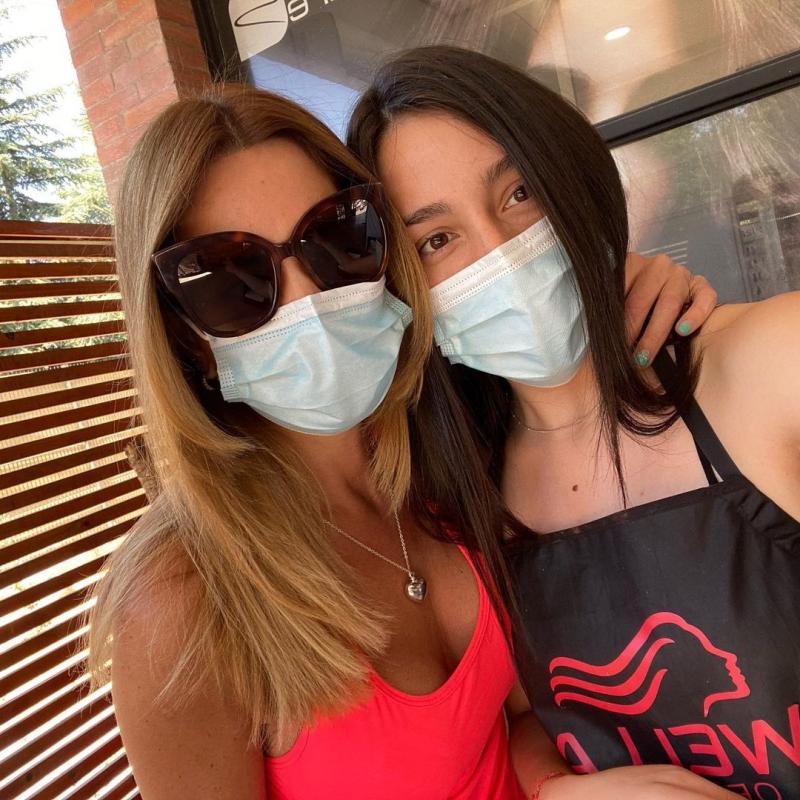 Daniella Campos y su peluquera