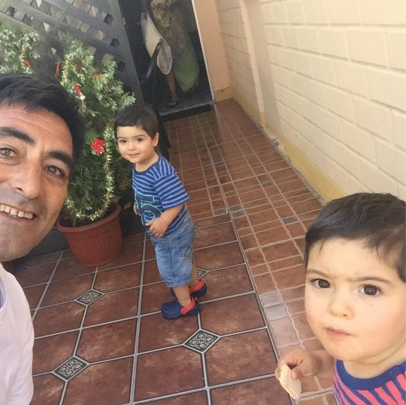 Así es la vida de Nelson Tapia como papá de gemelos a los 54 años