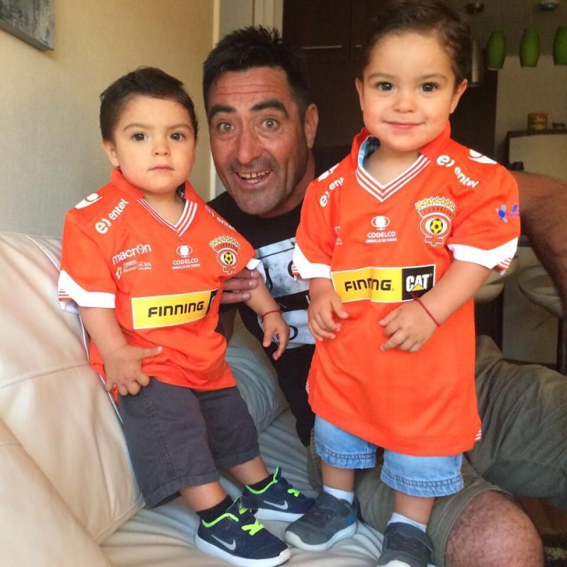 Así es la vida de Nelson Tapia como papá de gemelos a los 54 años