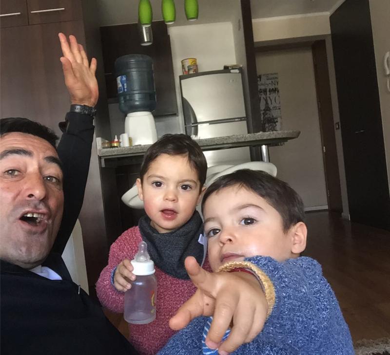 Así es la vida de Nelson Tapia como papá de gemelos a los 54 años