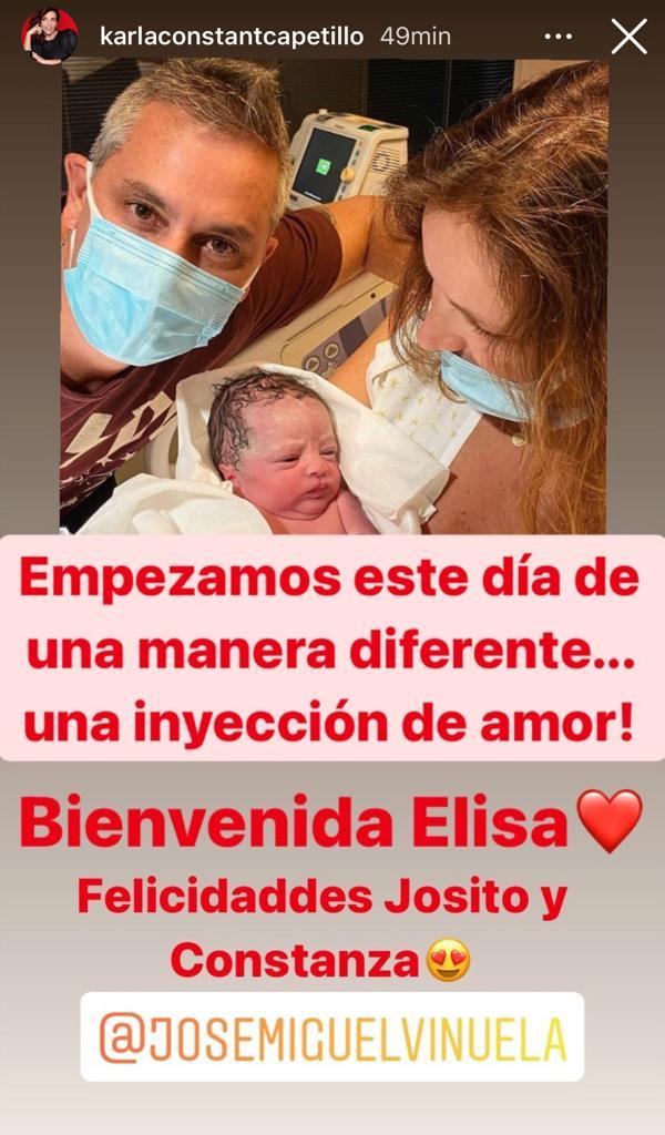 José Miguel Viñuela muestra a su hija recién nacida